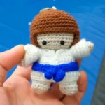 Personaje de Jiu-Jitsu Brasileño tejido con cinturón azul