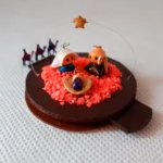 Nacimiento miniatura con base circular y figuras de Reyes Magos