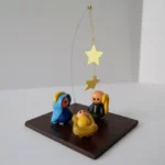 Mini nacimiento artesanal en base cuadrada con detalles de estrellas