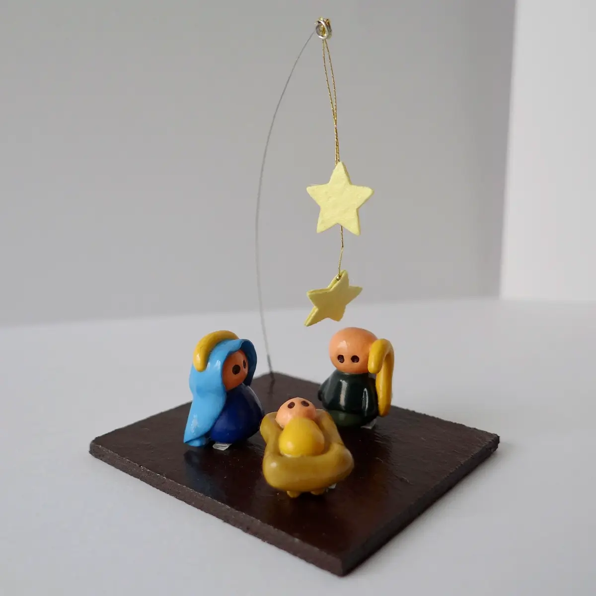 Mini nacimiento artesanal en base cuadrada con detalles de estrellas