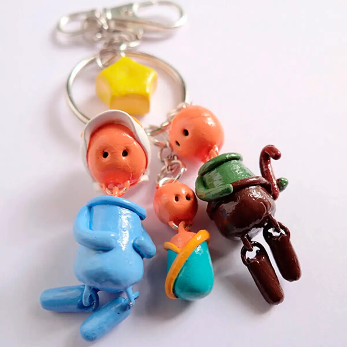 Pesebre para llevar en llavero de porcelanicrón hecho a mano