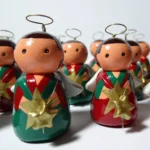 Ángeles navideños en rojo y verde con modelado a mano y estrellas