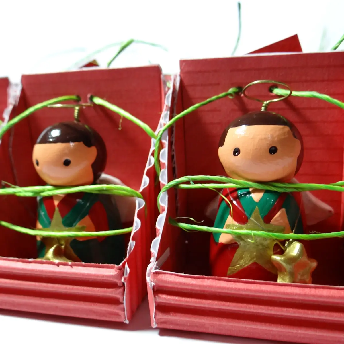 Set de ángeles navideños en caja de regalo de cartón rojo