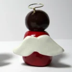 Detalle de alas de porcelanicrón en ángel navideño con modelado a mano