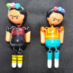 Prendedores de Frida Kahlo colgados con acabados en colores brillantes