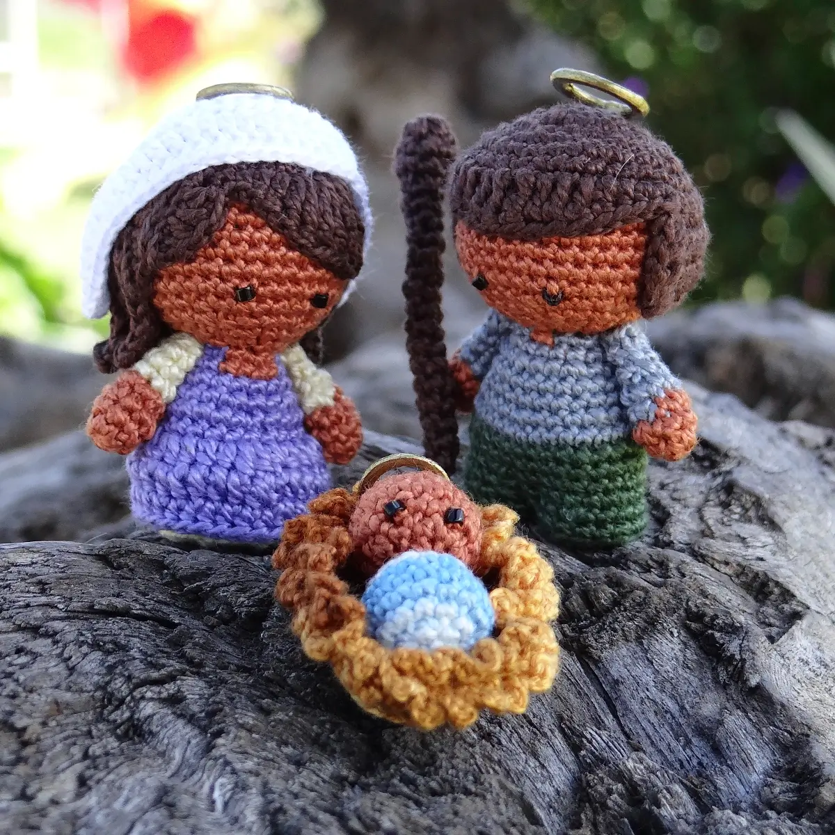 Nacimiento tejido miniatura en amigurumi sobre piedra