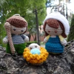 Nacimiento tejido amigurumi con aureolas y ojos en impresión 3D pintados a mano.