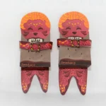 personajes fucsia abrazando empaques para regalos de amor y amistad