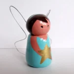 Ángel guardián aguamarina con alas de alambre y modelado a mano