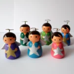 Ángeles guardianes con estrellas pintadas y modelado a mano
