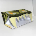 detalles de halloween caja triangular abierta con colmillos