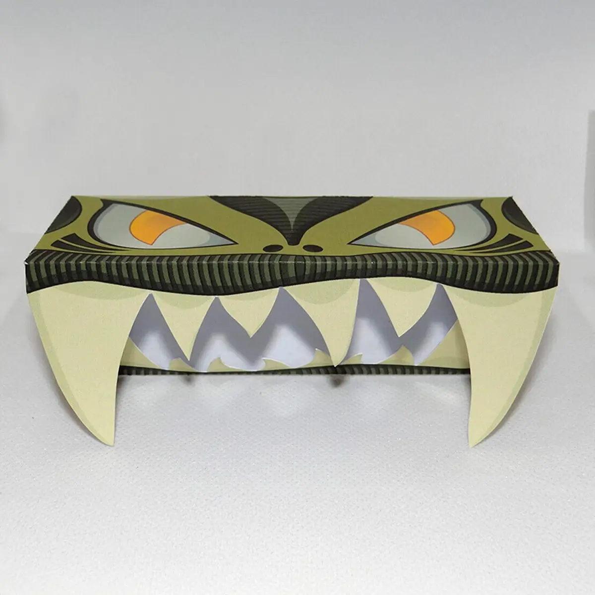 detalles de halloween personaje con colmillos y ojos de frente