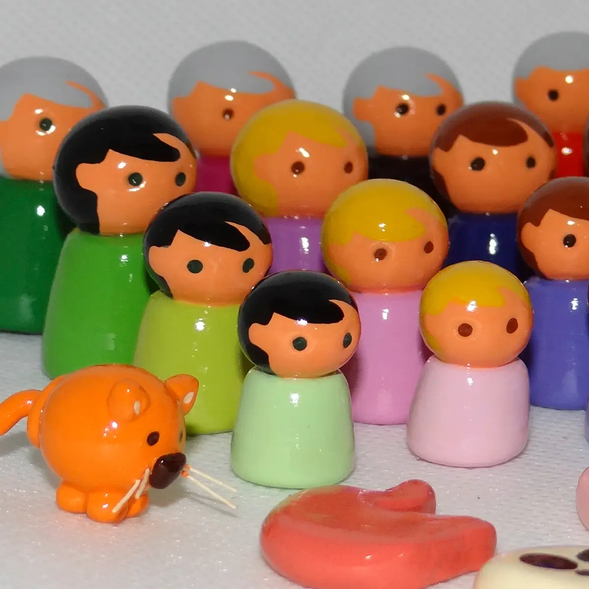 detalle de figuras artesanales de porcelanicrón para representación sistémica