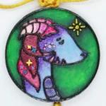 Amuleto de dragón morado decorativo artesanal