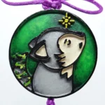 Amuleto de lobo místico con acabados brillantes