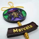 Amuleto personalizado con nudo de seda y nombre