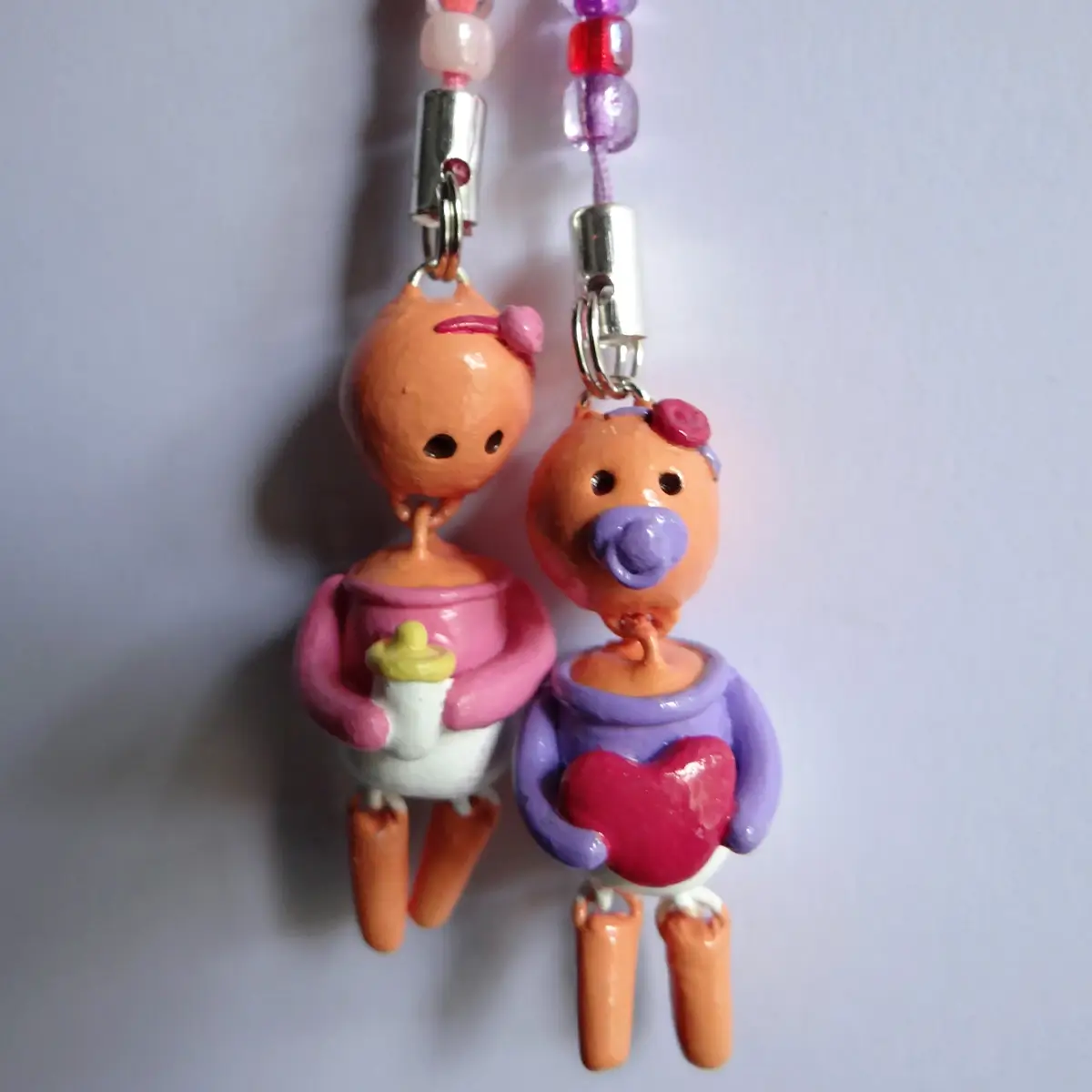 Llaveros de bebé en porcelanicrón rosa y lila