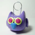 Búho mensajero lila con sujetador de mensajes y modelado a mano