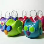 Figuras de búhos coloridos con técnica de modelado a mano