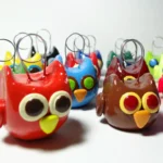 Búhos decorativos en tonos tierra con porta-mensajes de alambre