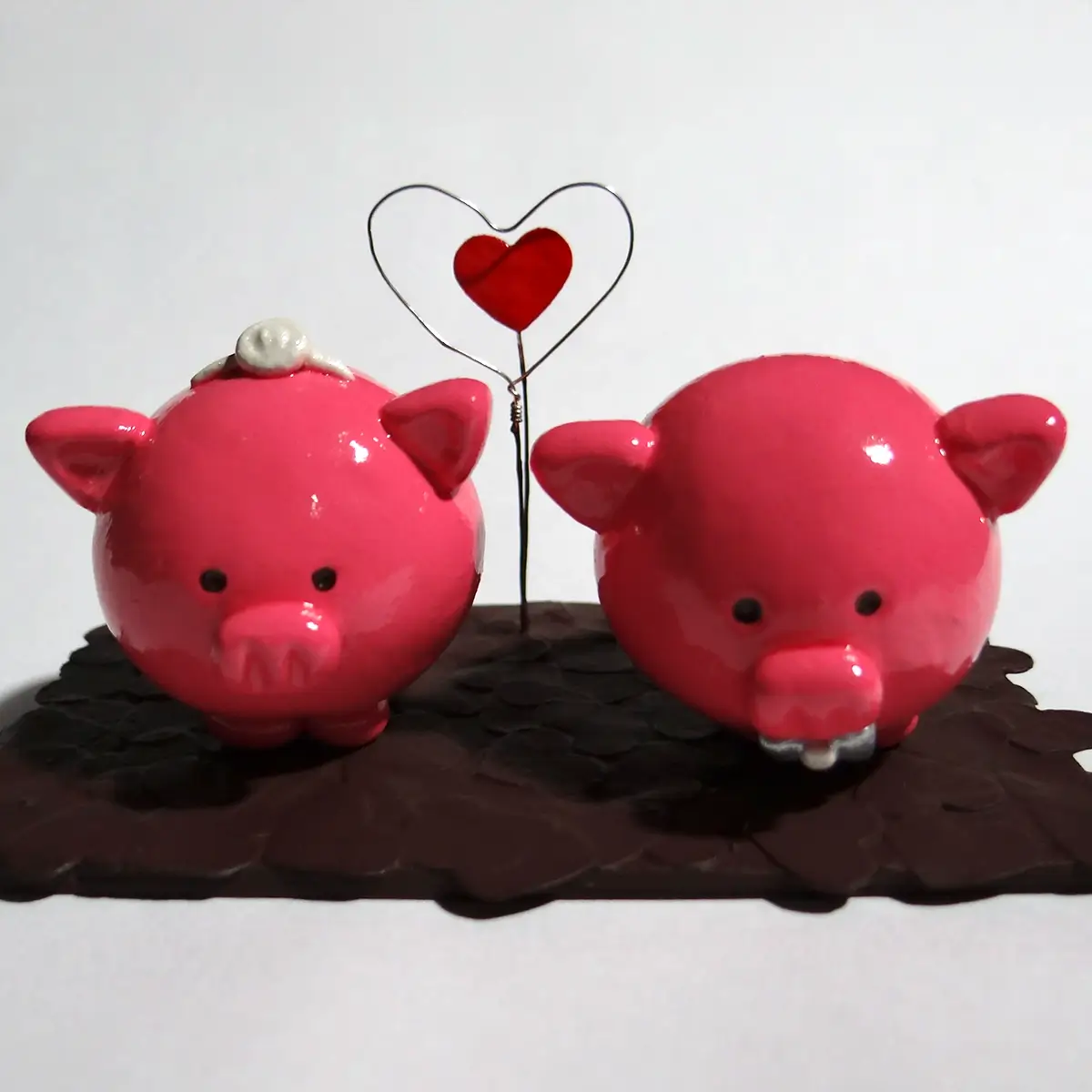 Cerditos en miniatura con modelado a mano en porcelanicrón