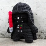Figura Darth Vader tejida de perfil