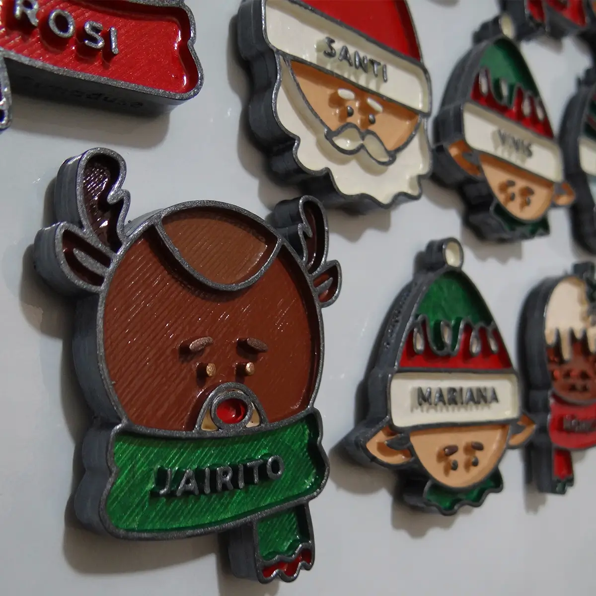 Grosor de imanes navideños en PLA pintados a mano