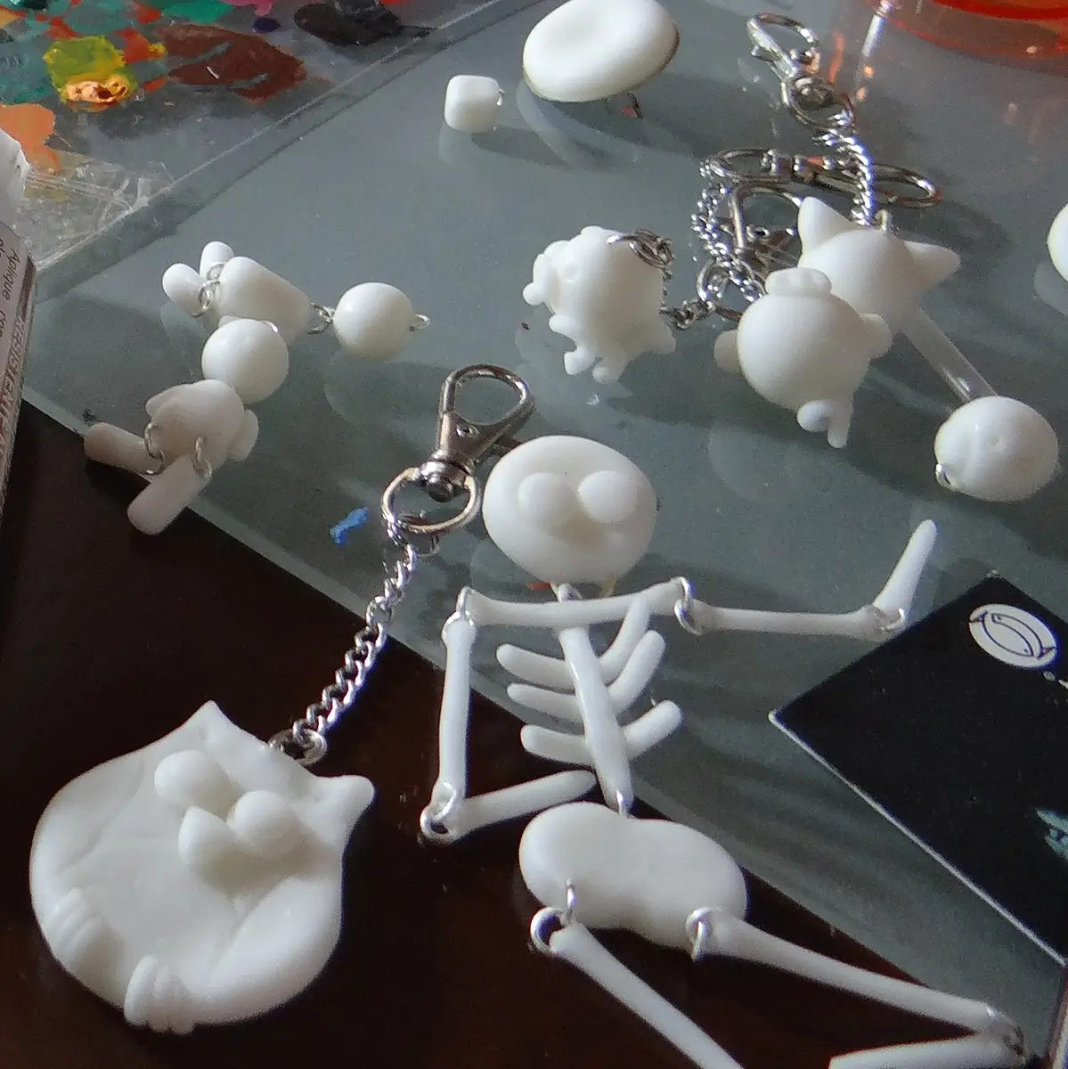 Ensamblaje de figuras de porcelanicrón con herrajes