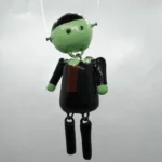 Prendedor de Frankstein verde claro en porcelanicrón con herrajes