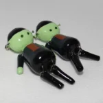 Detalle lateral de prendedores de Frankstein en porcelanicrón