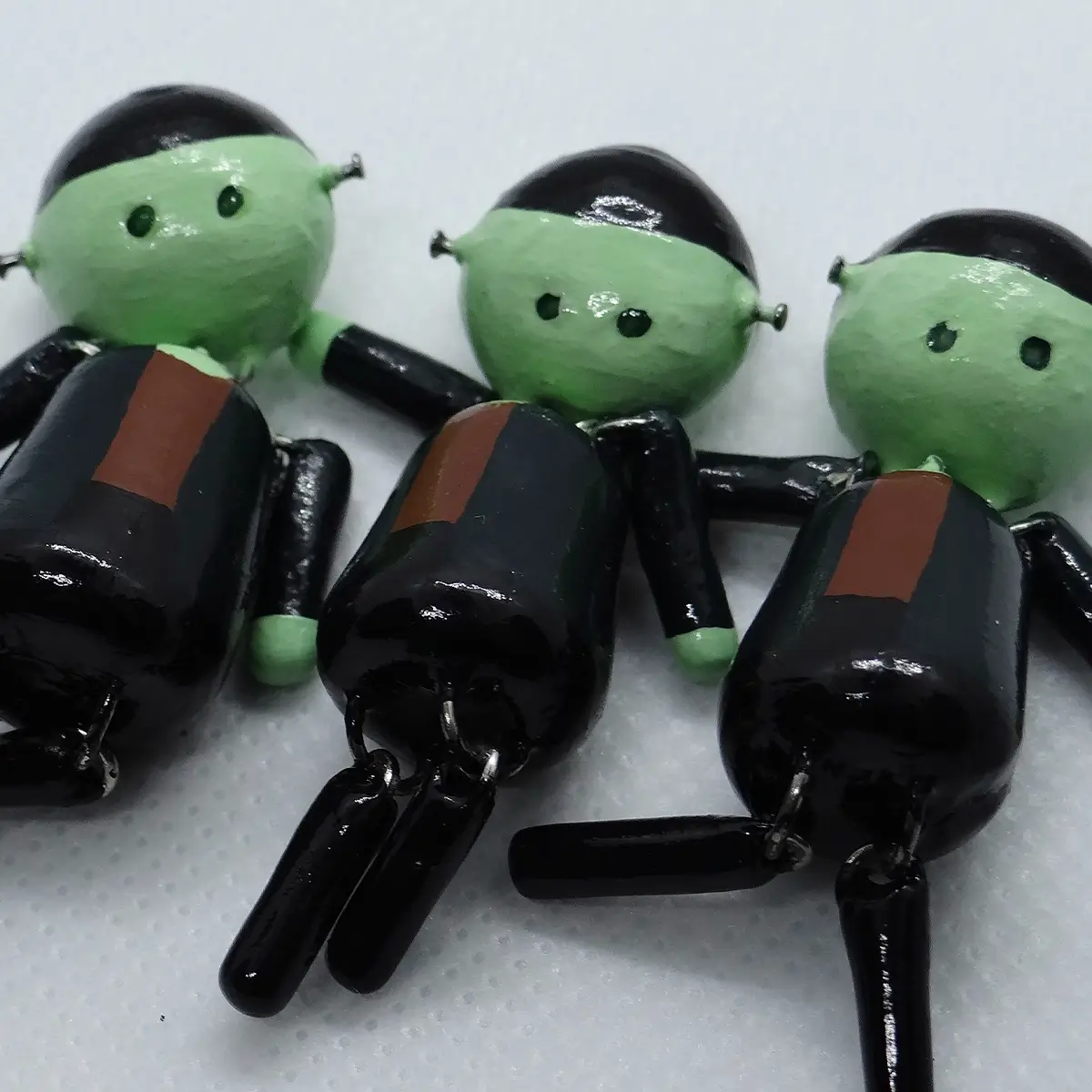 Tres prendedores de Frankstein con extremidades móviles de porcelanicrón