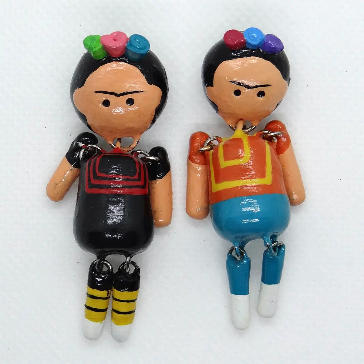 Dos prendedores de Frida Kahlo en porcelanicrón con flores coloridas