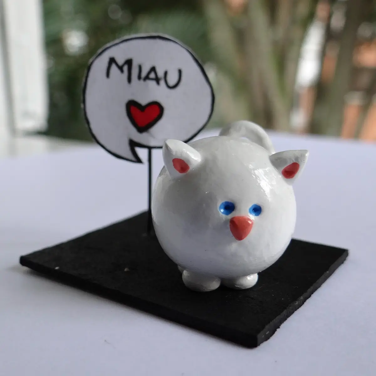 Figura de gato blanco miniatura con modelado a mano