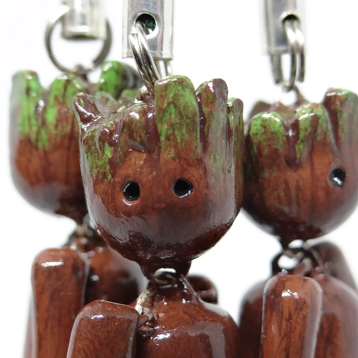 Detalle del rostro de Groot en llavero de porcelanicrón