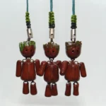 Tres llaveros completos de Groot suspendidos en porcelanicrón