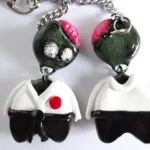 Llaveros de zombies frente y espalda con traje de Hapkido