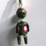 Llavero de zombie artesanal con costillas y cerebro expuesto