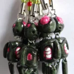 Colección de llaveros de zombies en porcelanicrón para Halloween