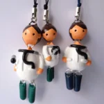 Llaveros de médicos en porcelanicrón con uniformes verde y azul