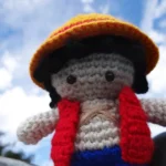 Amigurumi de Luffy con chaqueta roja y cicatriz