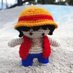 Luffy tejido en escenario de playa