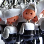 Acercamiento al rostro del llavero de Marie Poussepin en porcelanicrón