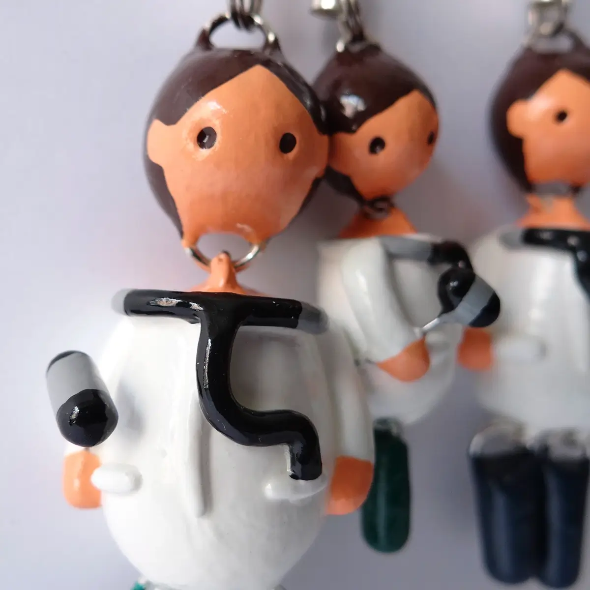 Detalle de estetoscopio y martillo en médico de porcelanicrón