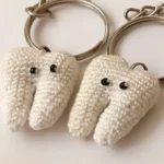 Detalle de llavero muela tejido con ojos de mostacilla