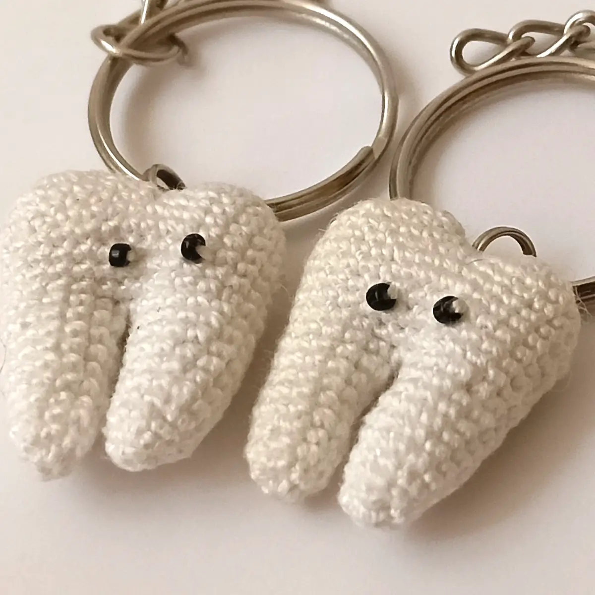 Detalle de llavero muela tejido con ojos de mostacilla