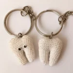 Llavero muela amigurumi vista frontal y posterior