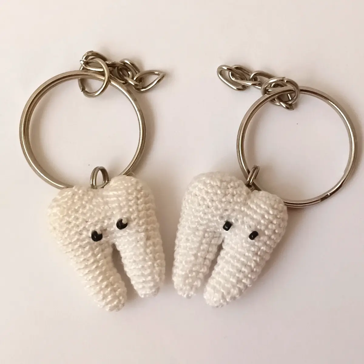 Dos mini llaveros de muela amigurumi de frente
