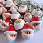 Varios llaveros de Papá Noel artesanales en porcelanicrón