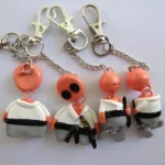 Variedad de llaveros de Kumdo planos y redondos