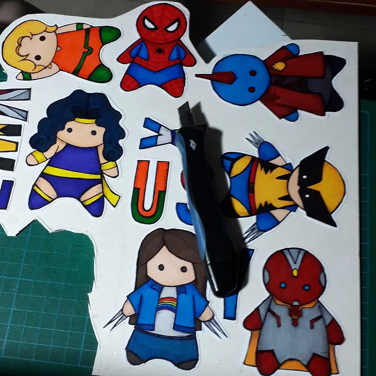Personajes de Marvel en papel ilustración minimalista